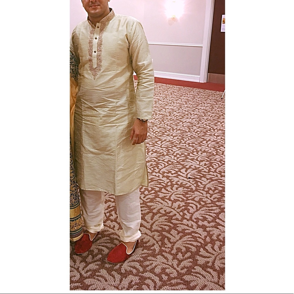 Light gold men’s indian dress. Sz L. Embroidered
